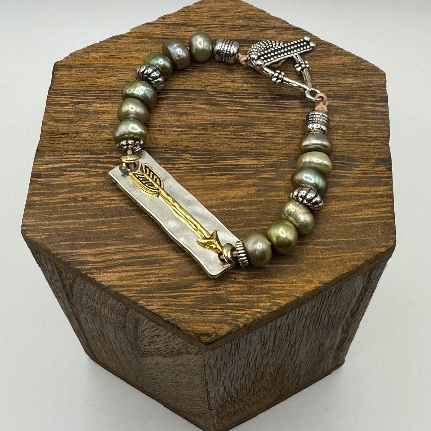 Green pearl hunter bracelet