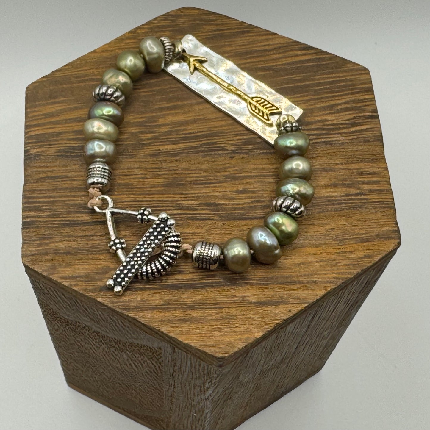 Green pearl hunter bracelet