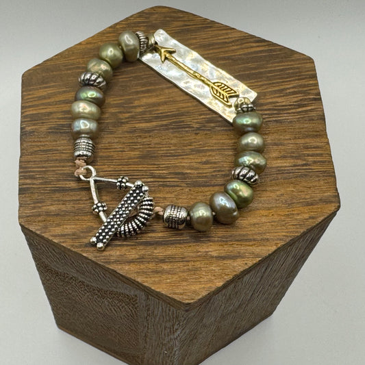 Green pearl hunter bracelet