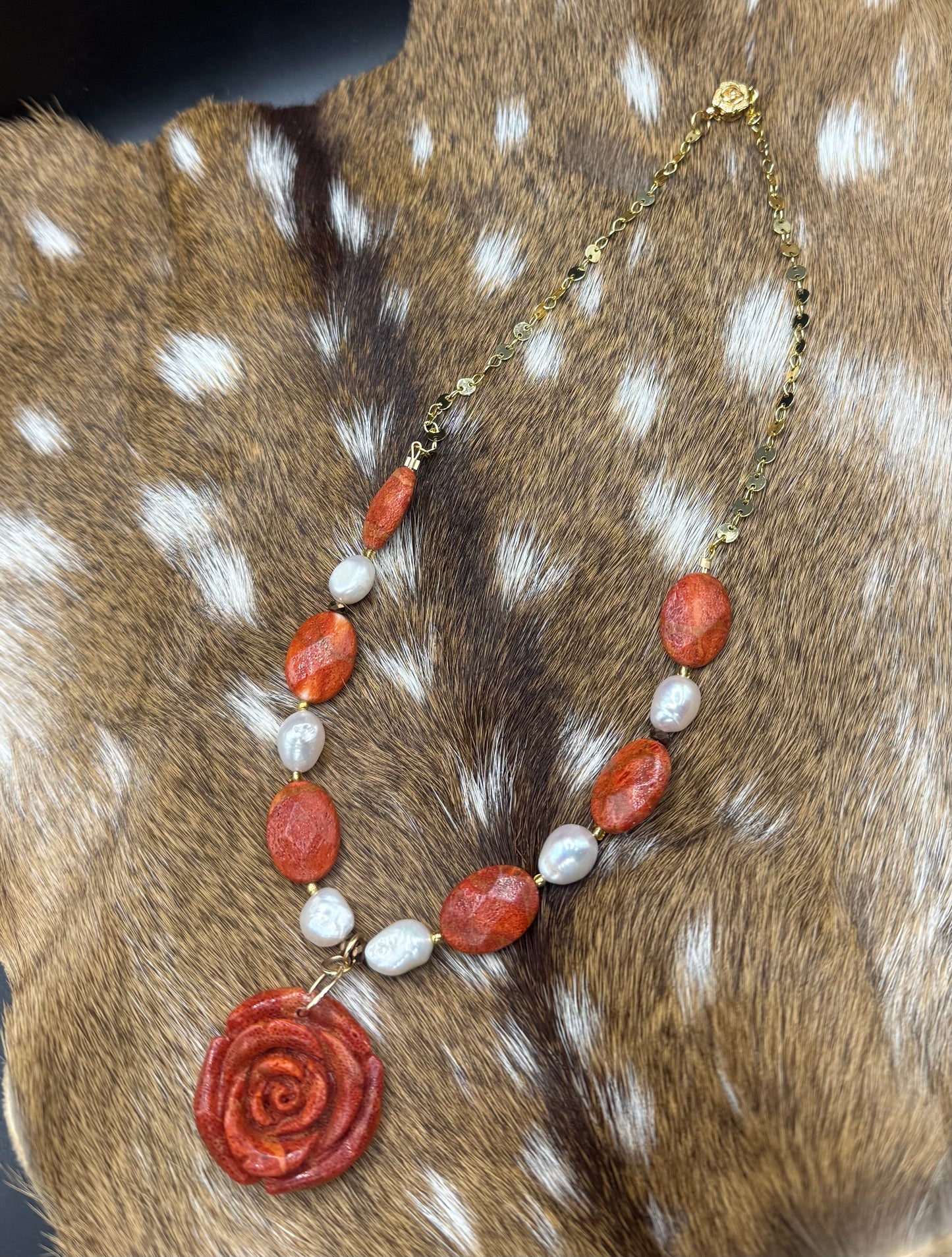 Rose and pearls necklace
