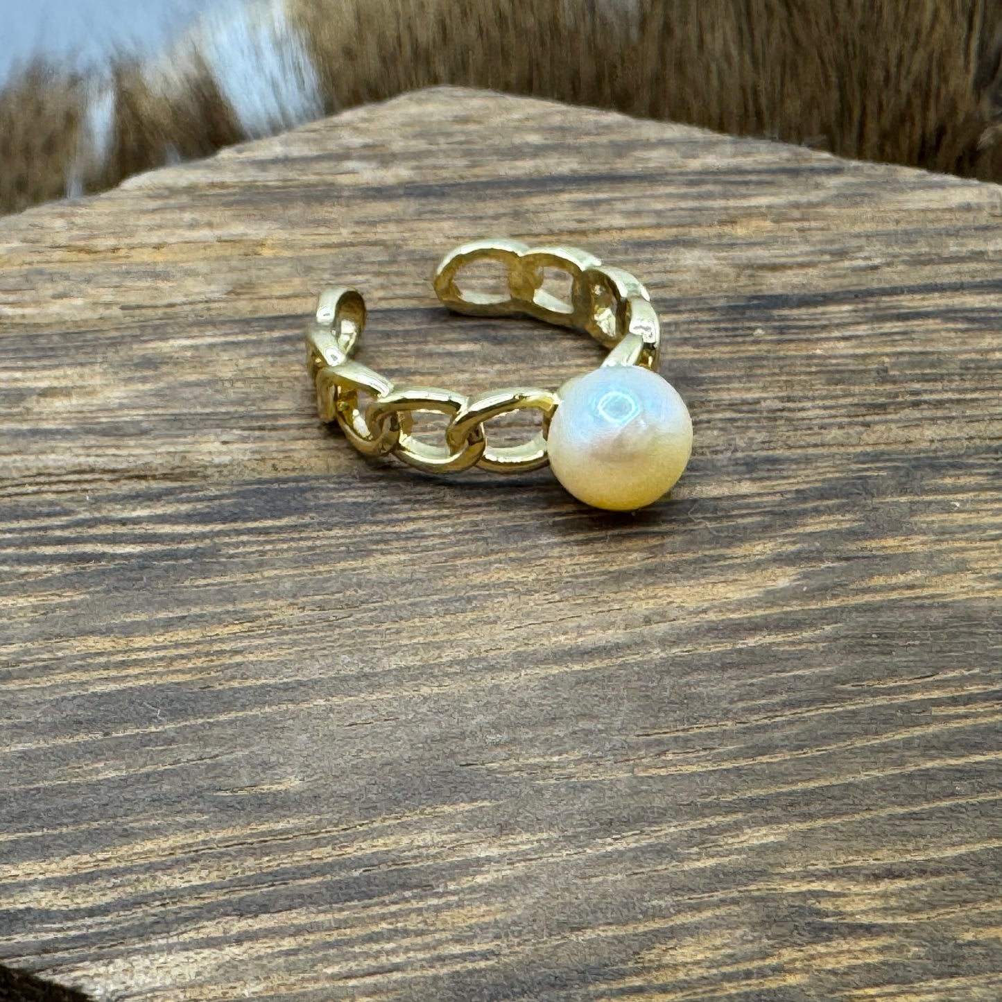 Pearl and gold link ring